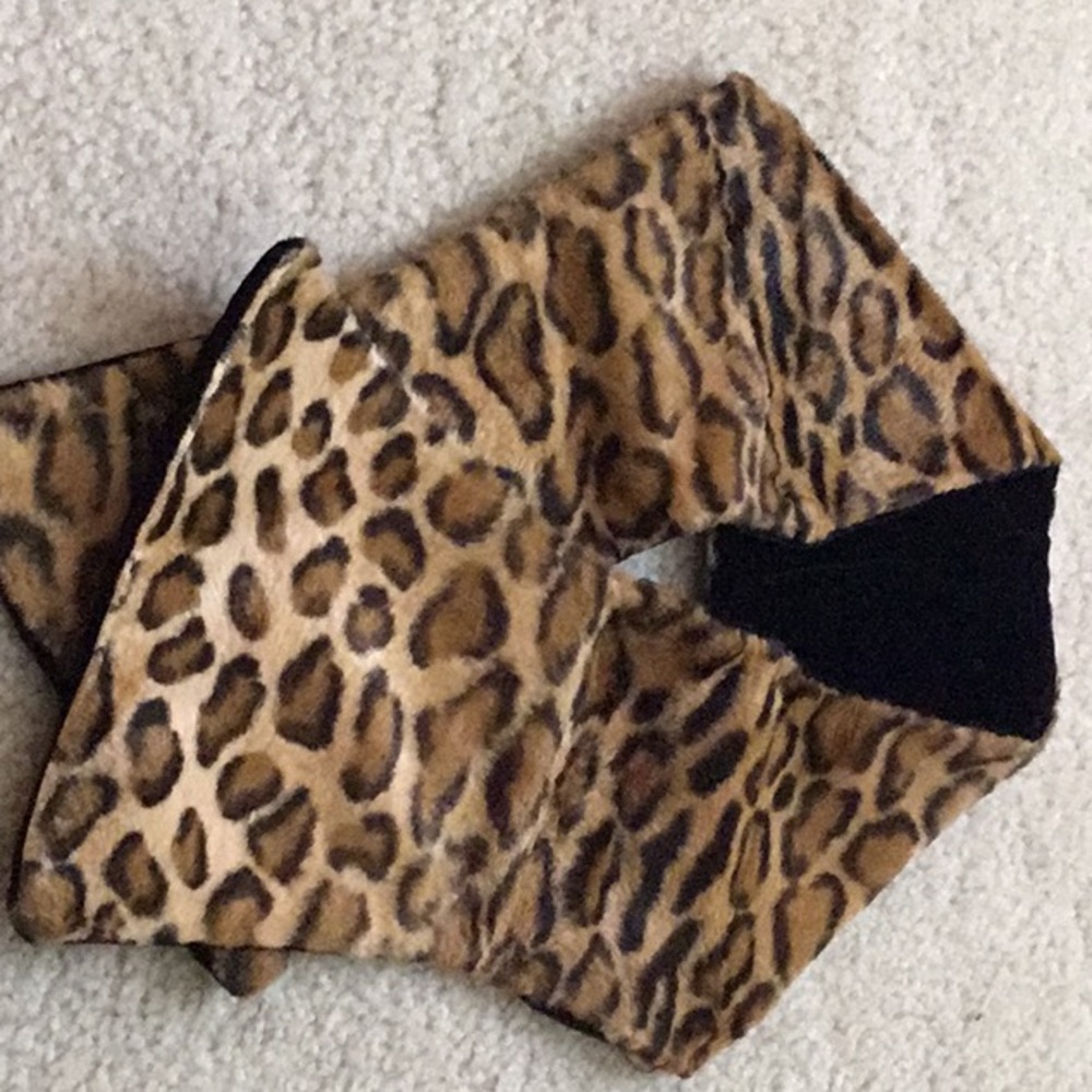 Faux fur and velvet neck warmer.